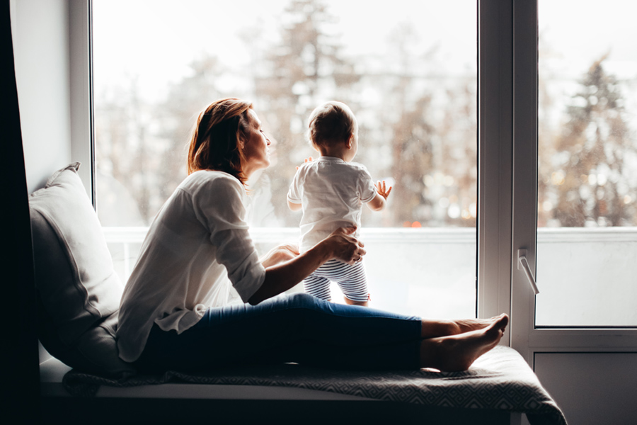 maman et bébé fenetre